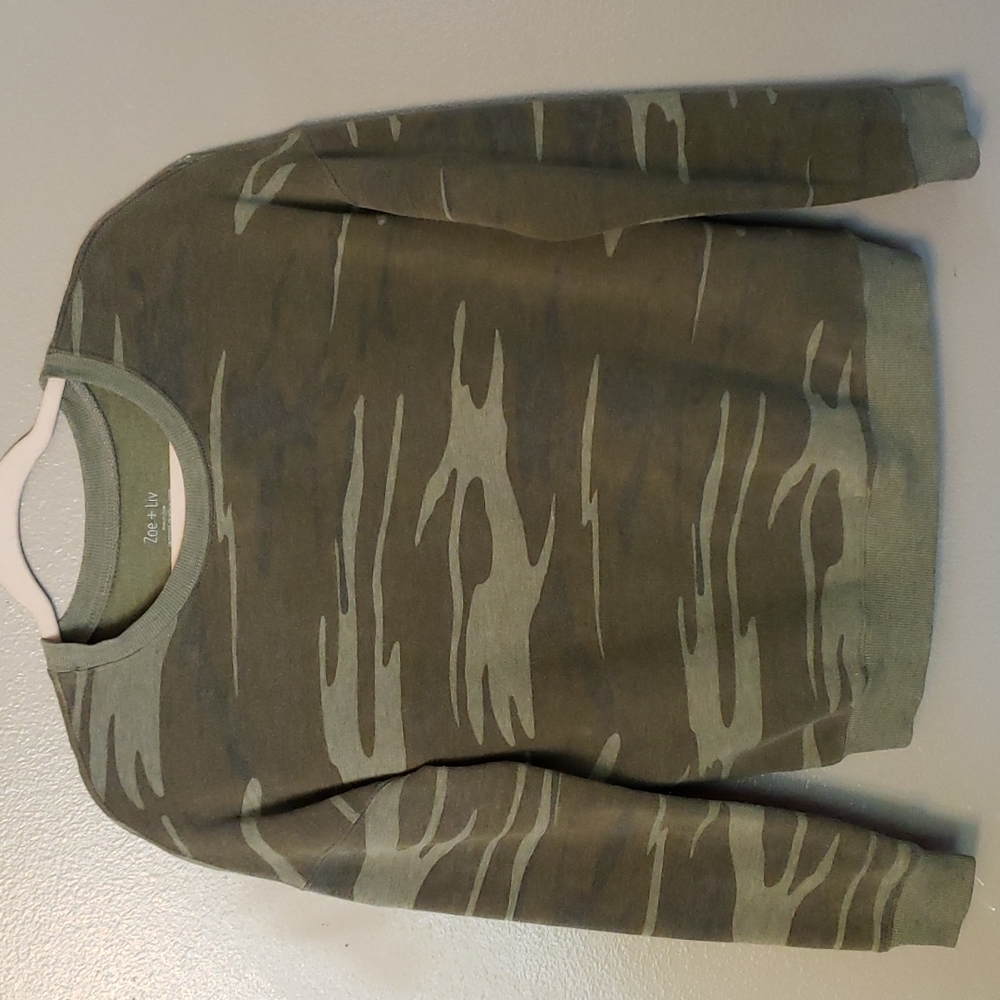 Zoe + Liv sweatshirt camo small